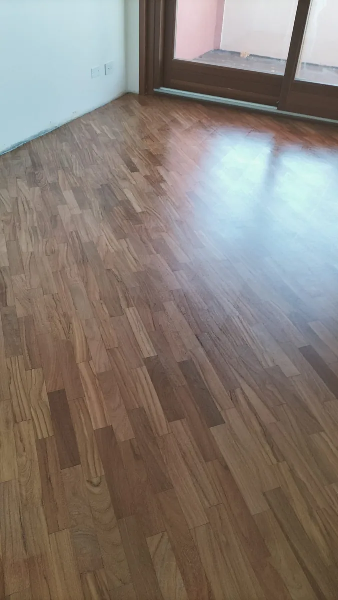 Pavimento in legno levigato e lucidato