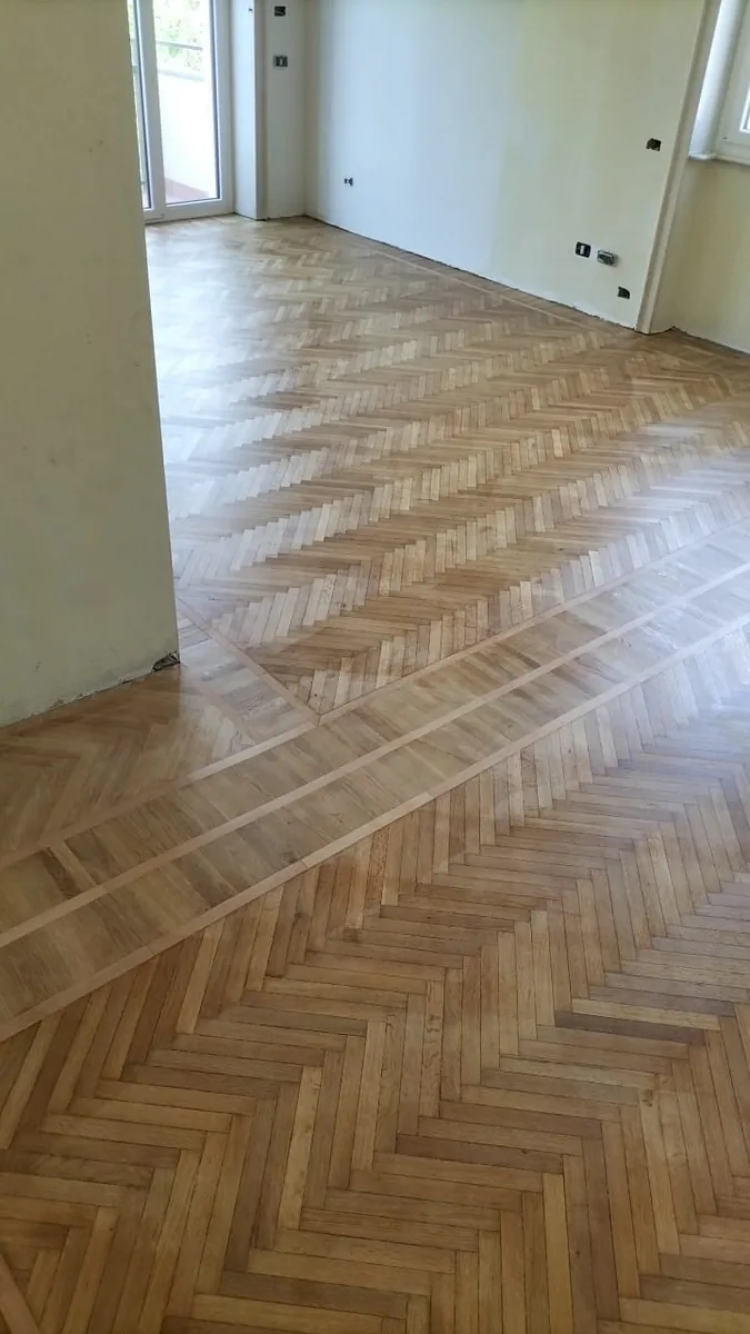 Ampio salone con pavimento a spina di pesce