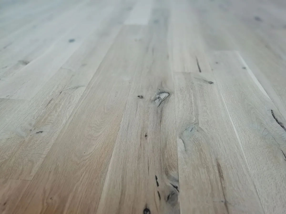 Pavimento in parquet di legno naturale dai toni caldi